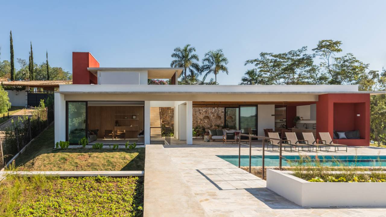 Casa de condomínio ganha salão de jogos, estúdio de música e quadra de areia. Projeto de Carolina Penna Arquitetos.