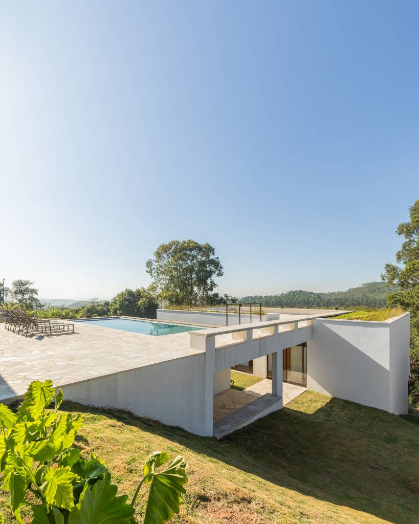 Casa de condomínio ganha salão de jogos, estúdio de música e quadra de areia. Projeto de Carolina Penna Arquitetos.