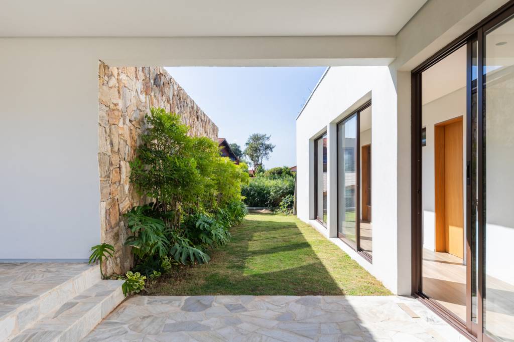 casa-de-condominio-salao-de-jogos-estudio-de-musica-quadra-de-areia-carolina-penna-arquitetos-36 Casa de condomínio ganha salão de jogos, estúdio de música e quadra de areia. Projeto de Carolina Penna Arquitetos.