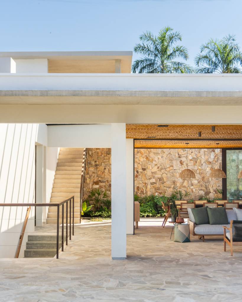 Casa de condomínio ganha salão de jogos, estúdio de música e quadra de areia. Projeto de Carolina Penna Arquitetos.