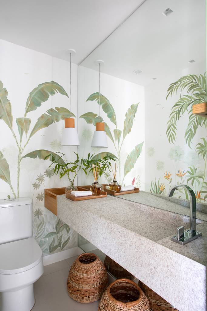 Cozinha aberta e painel de marcenaria em laca verde dão ar leve a cobertura. Projeto de Escala Arquitetura. Na foto, lavabo, cuba esculpida, papel de parede botânico.