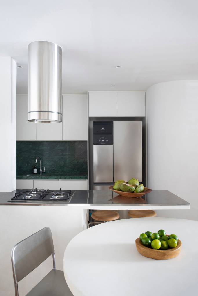 divisoria-vazada-feita-com-tijolinhos-estetica-de-cobogos-ape-bric-arquitetos-02-cozinha-branca Divisória vazada feita com tijolinhos tem estética de cobogós na sala de apê. Projeto de BRIC Arquitetura.