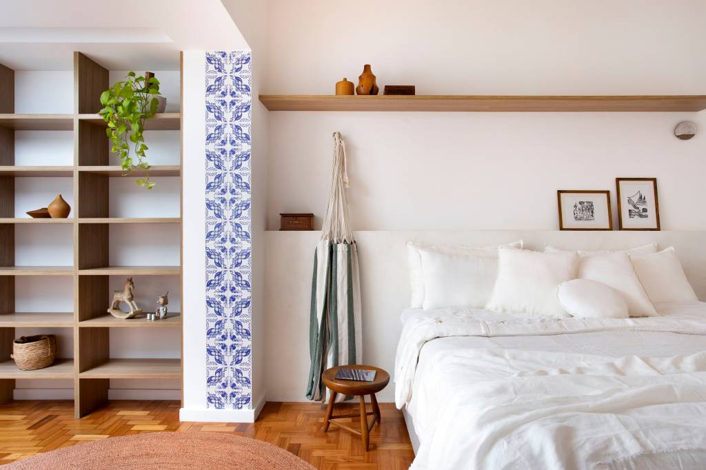 divisoria-vazada-feita-com-tijolinhos-estetica-de-cobogos-ape-bric-arquitetos-08-quarto-azulejos Divisória vazada feita com tijolinhos tem estética de cobogós na sala de apê. Projeto de BRIC Arquitetura.