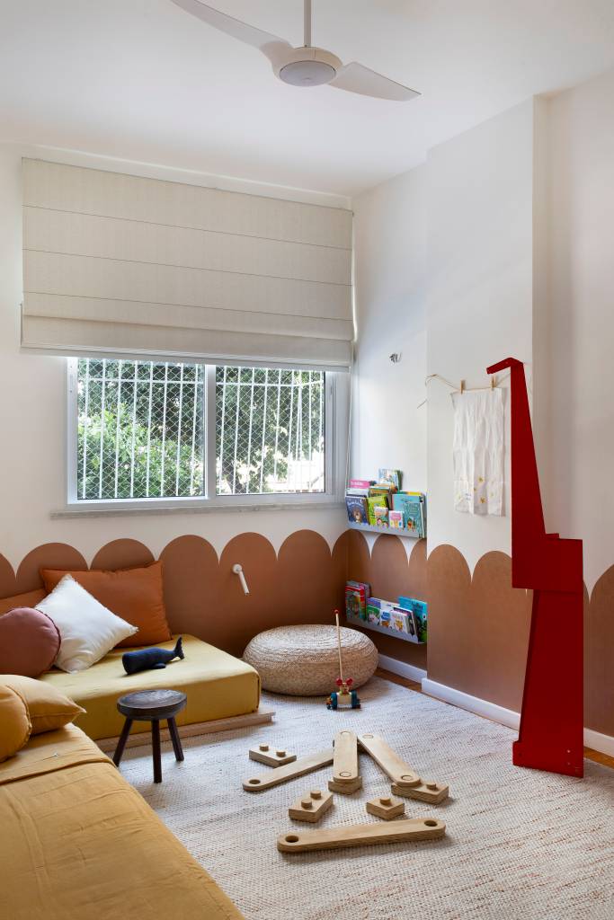 divisoria-vazada-feita-com-tijolinhos-estetica-de-cobogos-ape-bric-arquitetos-15-quarto-infantil Divisória vazada feita com tijolinhos tem estética de cobogós na sala de apê. Projeto de BRIC Arquitetura.