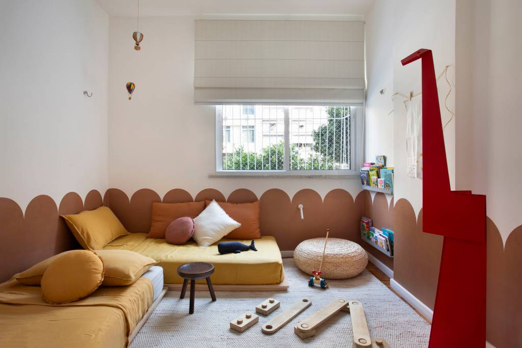 divisoria-vazada-feita-com-tijolinhos-estetica-de-cobogos-ape-bric-arquitetos-16-quarto-infantil Divisória vazada feita com tijolinhos tem estética de cobogós na sala de apê. Projeto de BRIC Arquitetura.