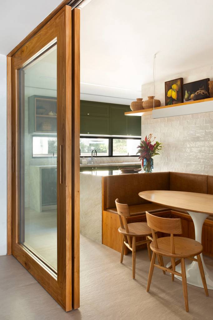 marcenarias-de-cobertura-sao-revestidas-com-folha-de-peroba-studio021-arquitetura-12-copa-cozinha-porta-correr Marcenarias de cobertura são revestidas com folha de peroba. Projeto de Studio 021 Arquitetura.