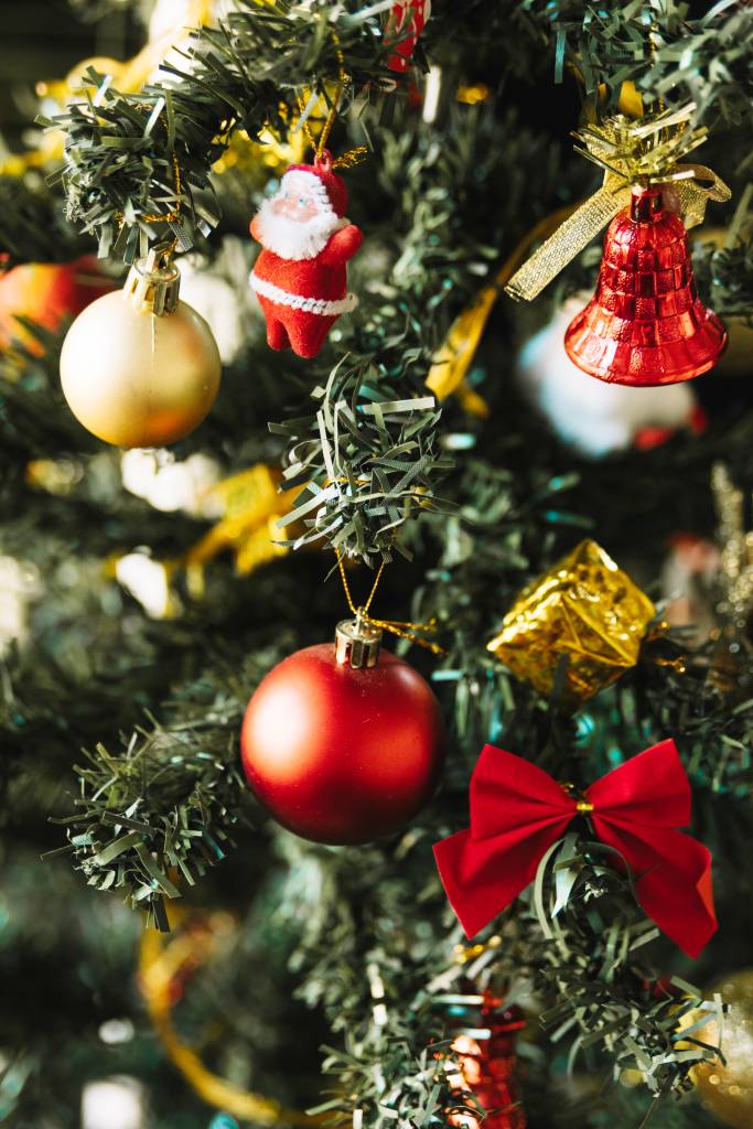 melhores-cores-para-decorar-a-arvore-de-natal-feng-shui-freepik-04 Árvore de Natal com enfeites.