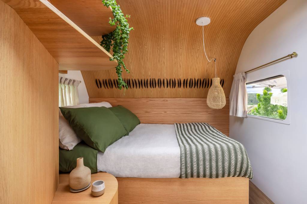 motorhome-bruno-gagliasso-giovanna-ewbank-airbnb-foto-andre-nazareth-01 Motorhome: Bruno Gagliasso e Giovanna Ewbank abrem novo trailer retrô para Airbnb! Na foto, quarto de motorhome.