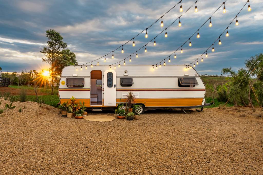 Motorhome: Bruno Gagliasso e Giovanna Ewbank abrem novo trailer retrô para Airbnb!