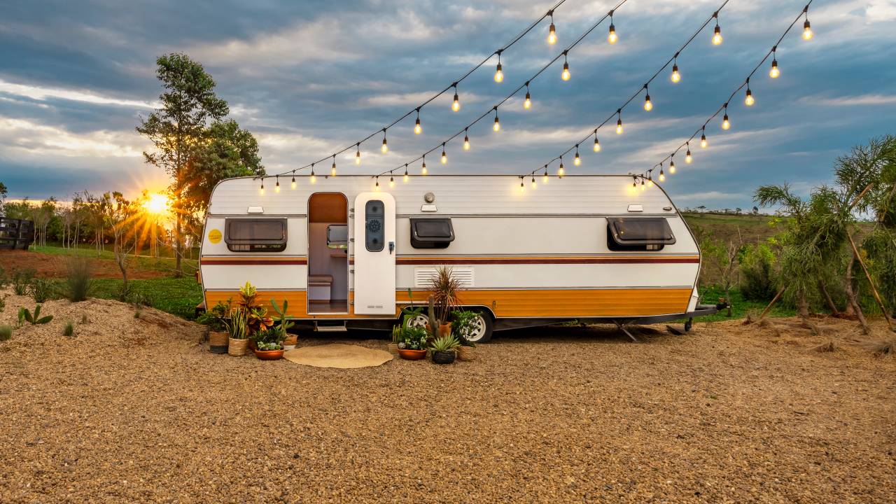 Motorhome: Bruno Gagliasso e Giovanna Ewbank abrem novo trailer retrô para Airbnb!