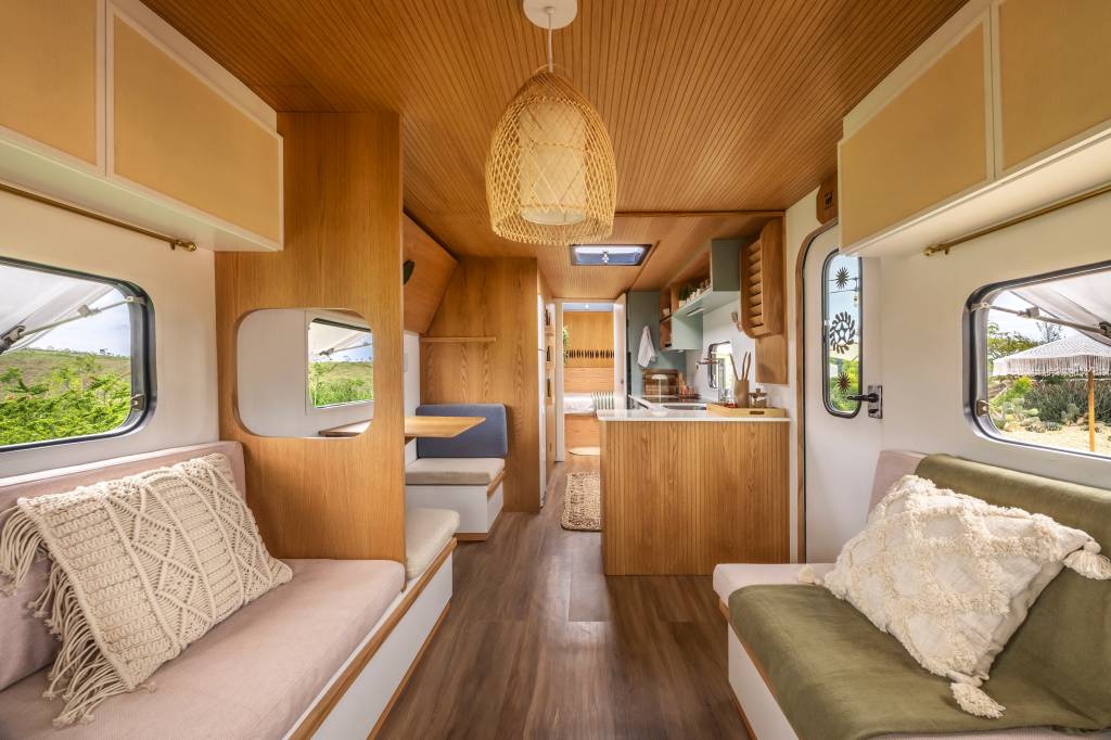 motorhome-bruno-gagliasso-giovanna-ewbank-airbnb-foto-andre-nazareth-03 Motorhome: Bruno Gagliasso e Giovanna Ewbank abrem novo trailer retrô para Airbnb! Na foto, sala pequena, painéis de madeira.