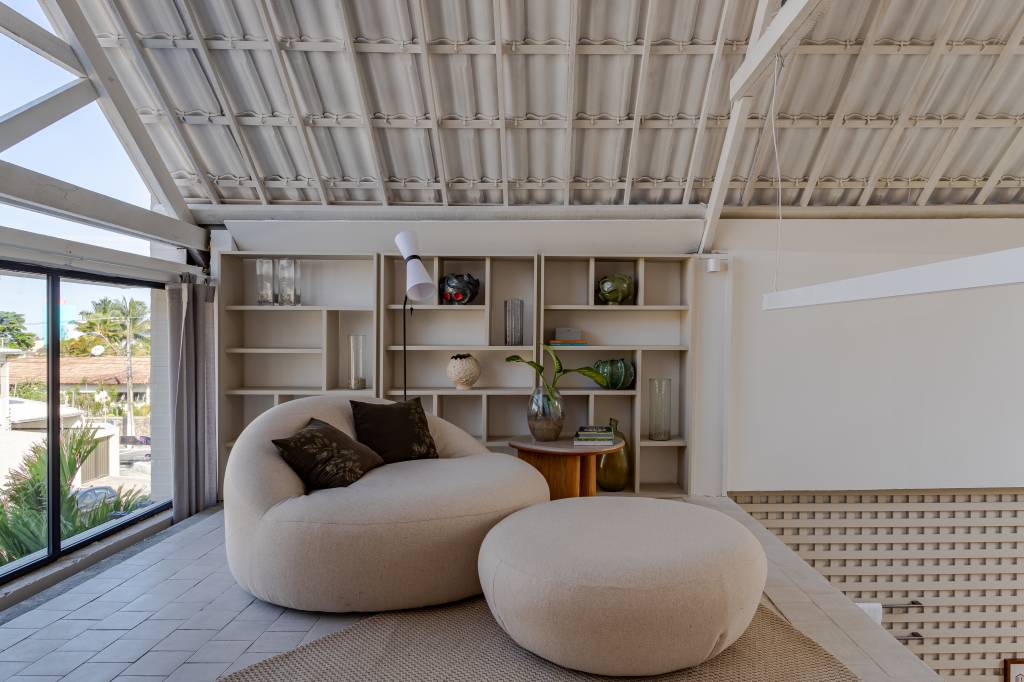 Música inspira casa branca singela de 65 m²