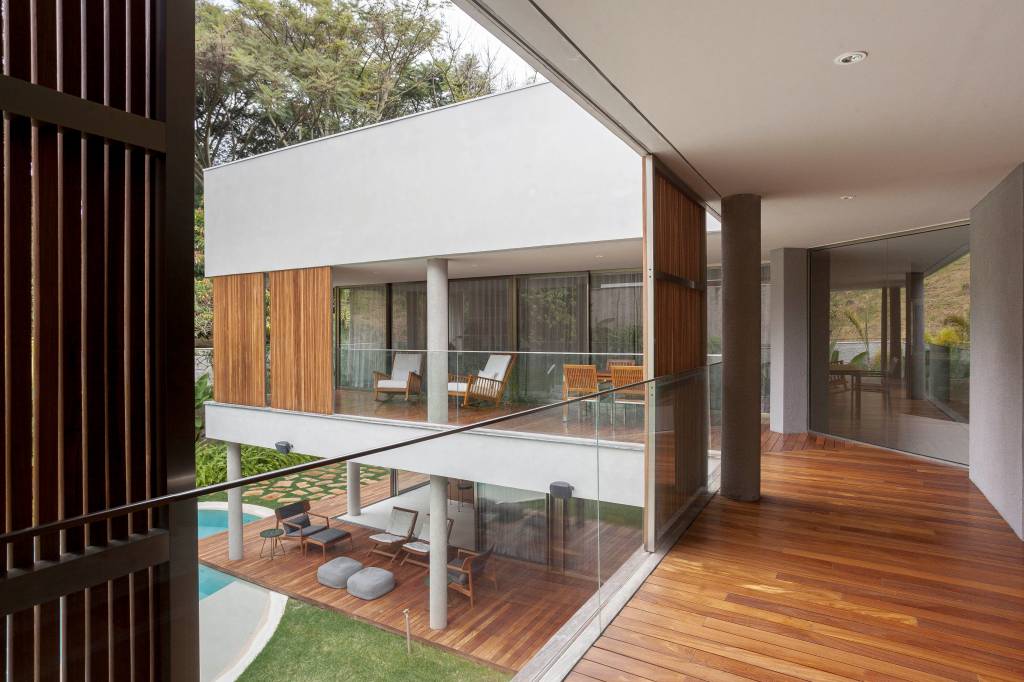 piscina-em-forma-de-lago-suite-150-m-sao-destaque-casa-db-arquitetos-18 Piscina em forma de lago e suíte de 150 m² são destaque em casa. Projeto de DB Arquitetos.