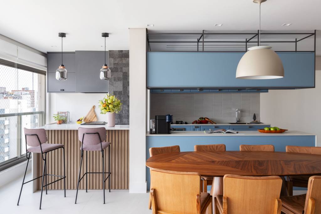 Reforma em apê integra cozinha e varanda à área social e cria suíte multifuncional