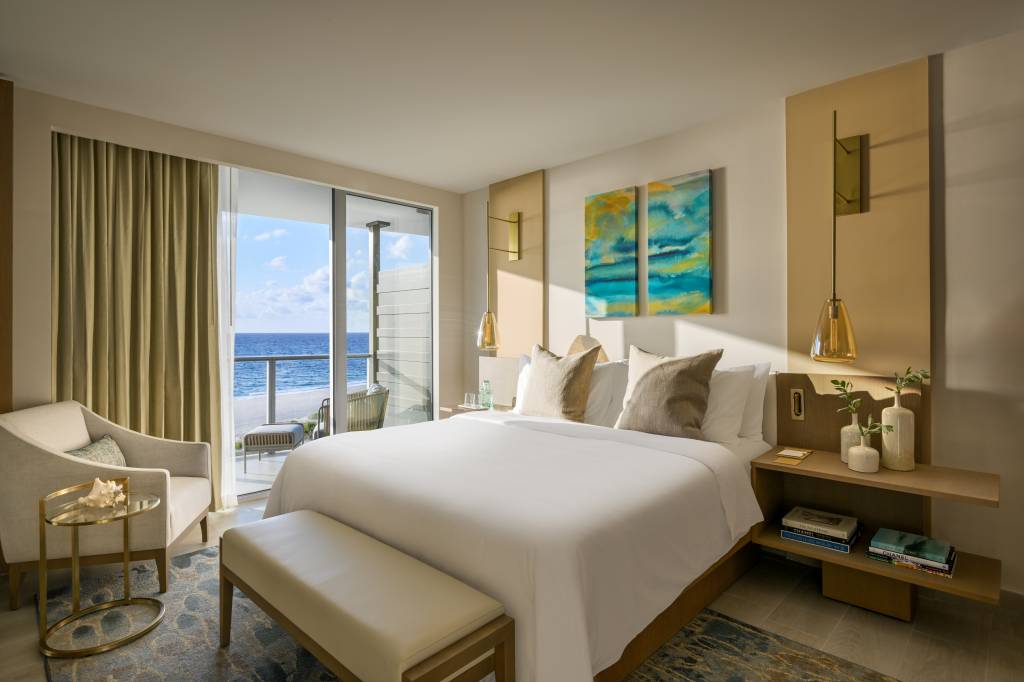 5-hoteis-de-luxo-para-voce-descobrir-em-2025-Amrit-Ocean-Resort-01 5 hotéis de luxo para você descobrir em 2025. Na foto, suíte do Amrit Ocean Resort com varanda.