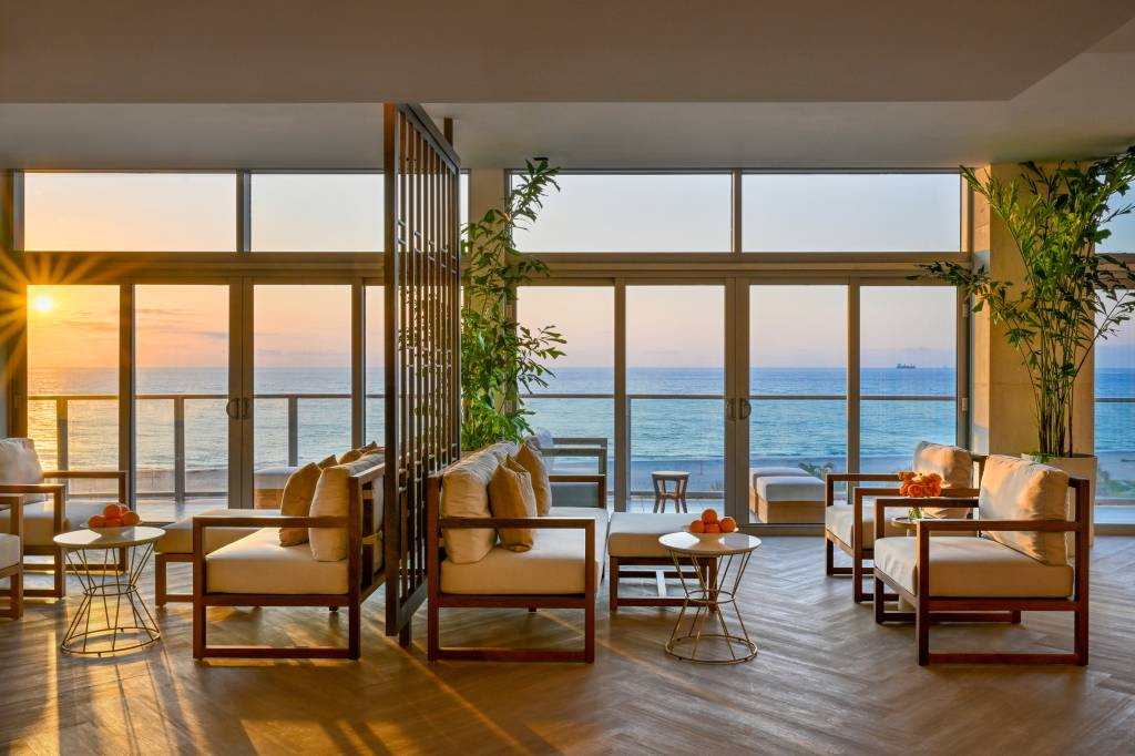 5-hoteis-de-luxo-para-voce-descobrir-em-2025-Amrit-Ocean-Resort-02 5 hotéis de luxo para você descobrir em 2025. Na foto, área social do Amrit Ocean Resort.