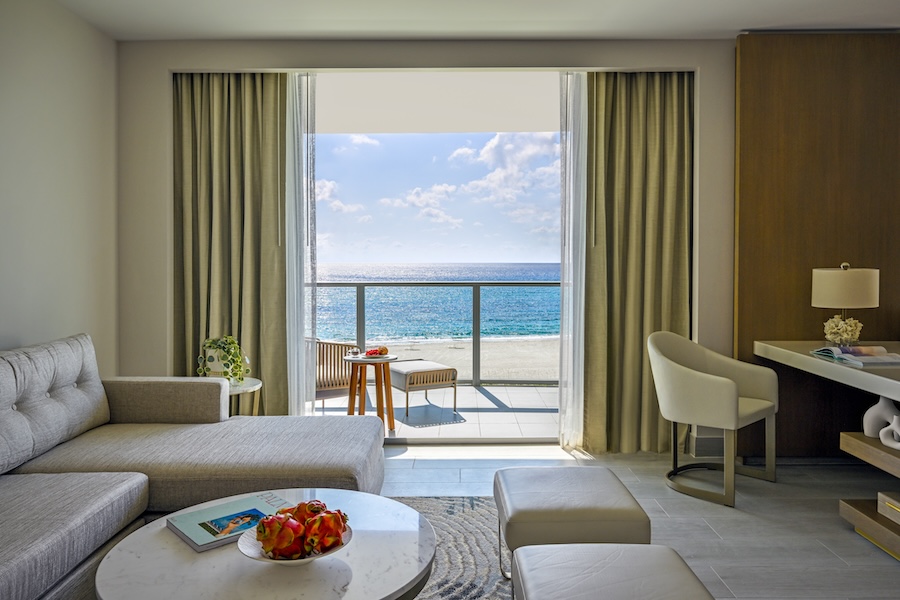 5 hotéis de luxo para você descobrir em 2025. Na foto, suíte do Amrit Ocean Resort com varanda.