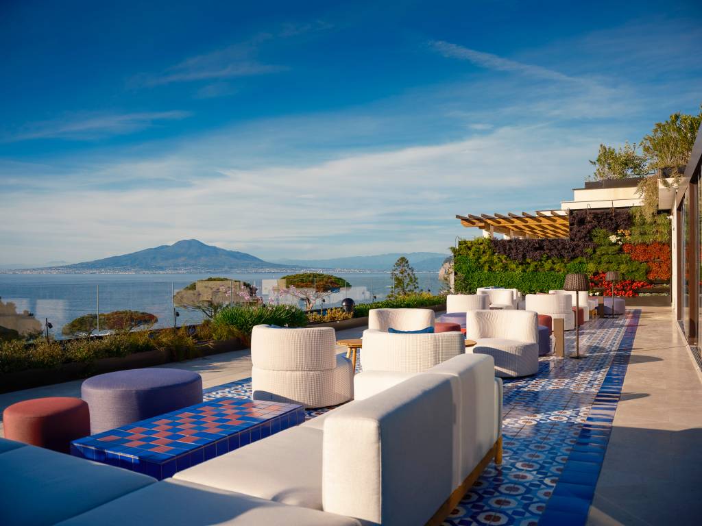 5-hoteis-de-luxo-para-voce-descobrir-em-2025-Ara-Maris-Sorrento-01 5 hotéis de luxo para você descobrir em 2025. Na foto, rooftop do Ara Maris Sorrento.