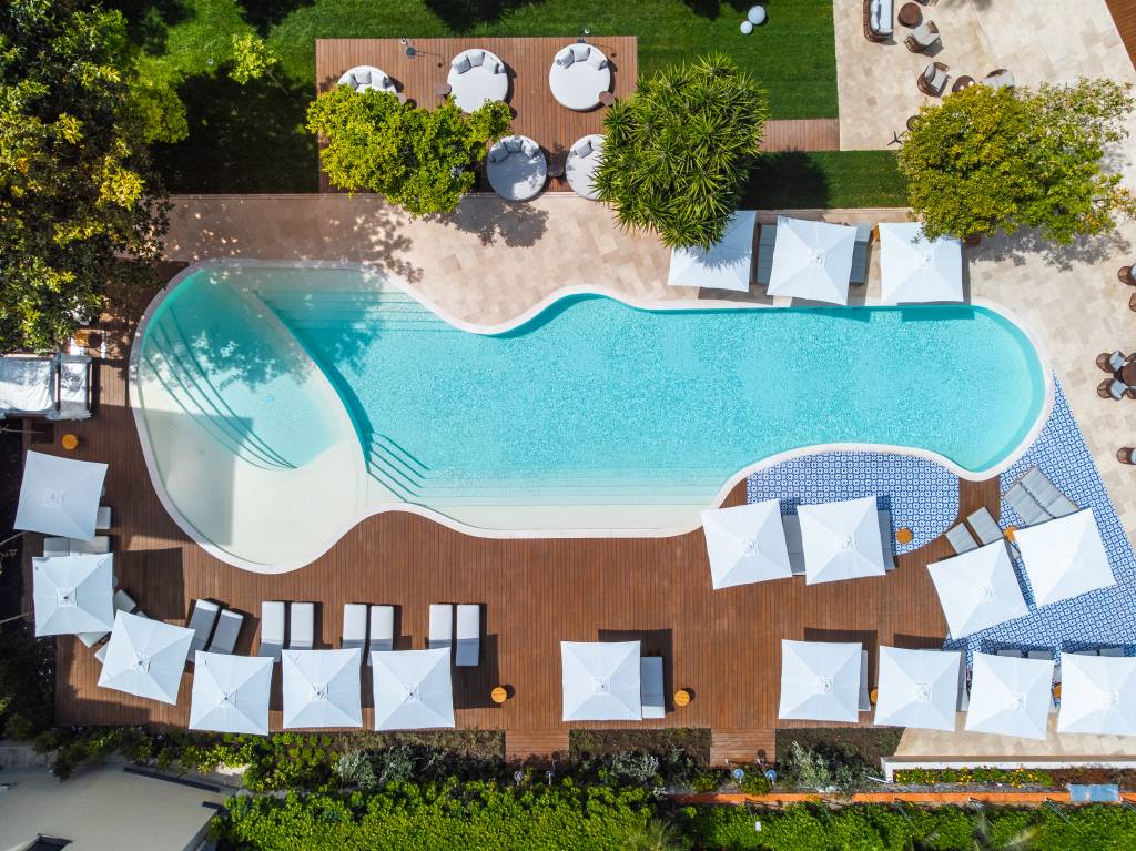 5-hoteis-de-luxo-para-voce-descobrir-em-2025-Ara-Maris-Sorrento-02 5 hotéis de luxo para você descobrir em 2025. Na foto, piscina do Ara Maris Sorrento.