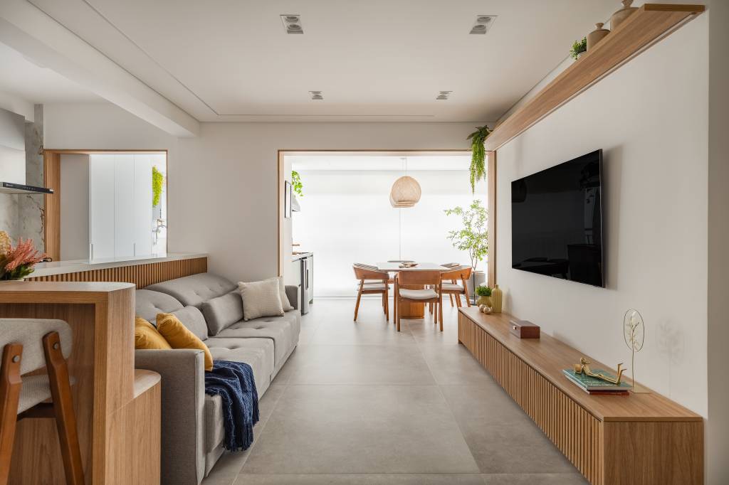 Ape-de-116-m2-tem-guarda-roupa-com-porta-de-palinha-10 Apê de 116 m² tem guarda-roupa com porta de palinha. Projeto de Katia Guerreiro. Na foto, sala de estar e varanda integradas.