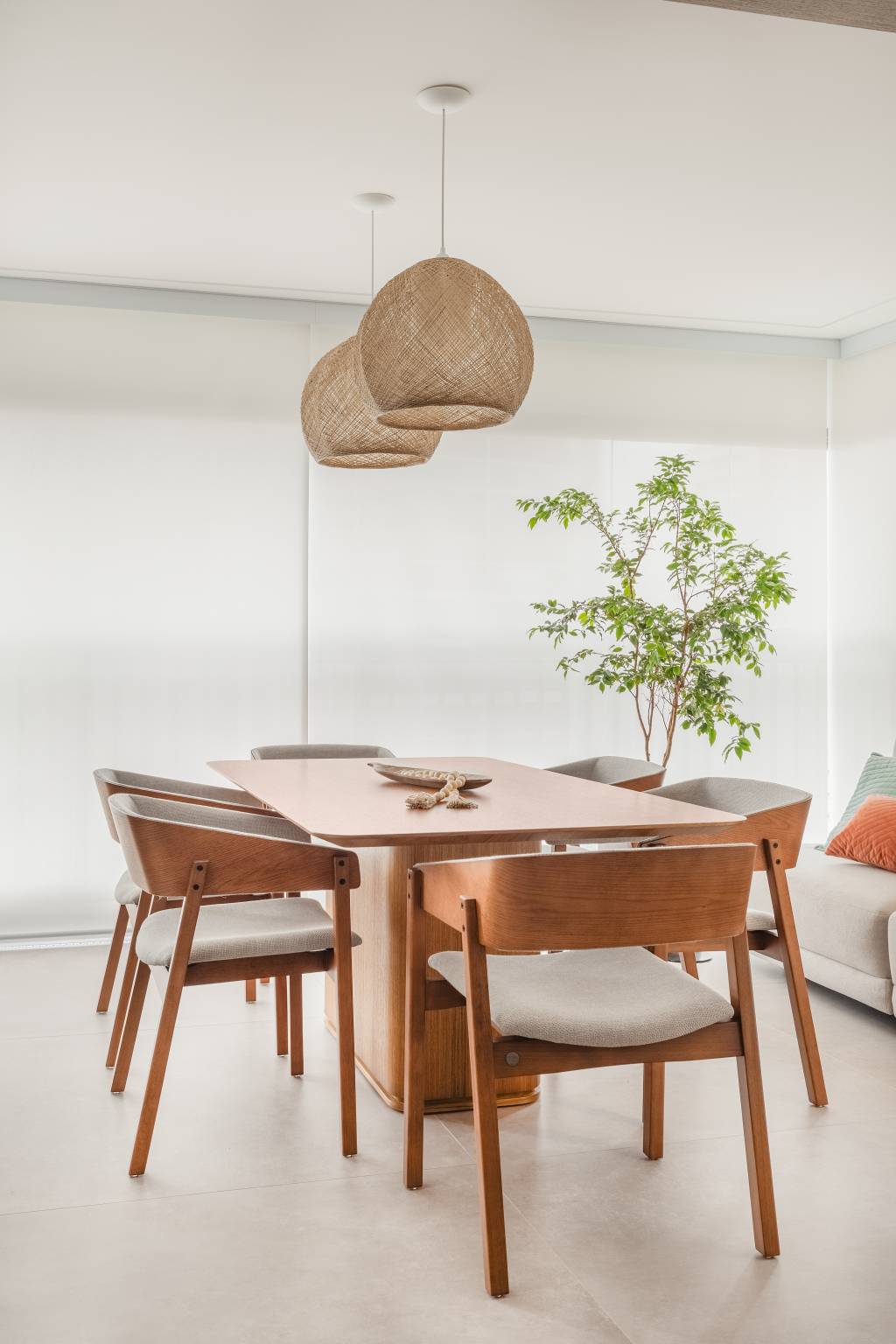 Ape-de-116-m2-tem-guarda-roupa-com-porta-de-palinha-11 Apê de 116 m² tem guarda-roupa com porta de palinha. Projeto de Katia Guerreiro. Na foto, mesa com luminárias pendentes.