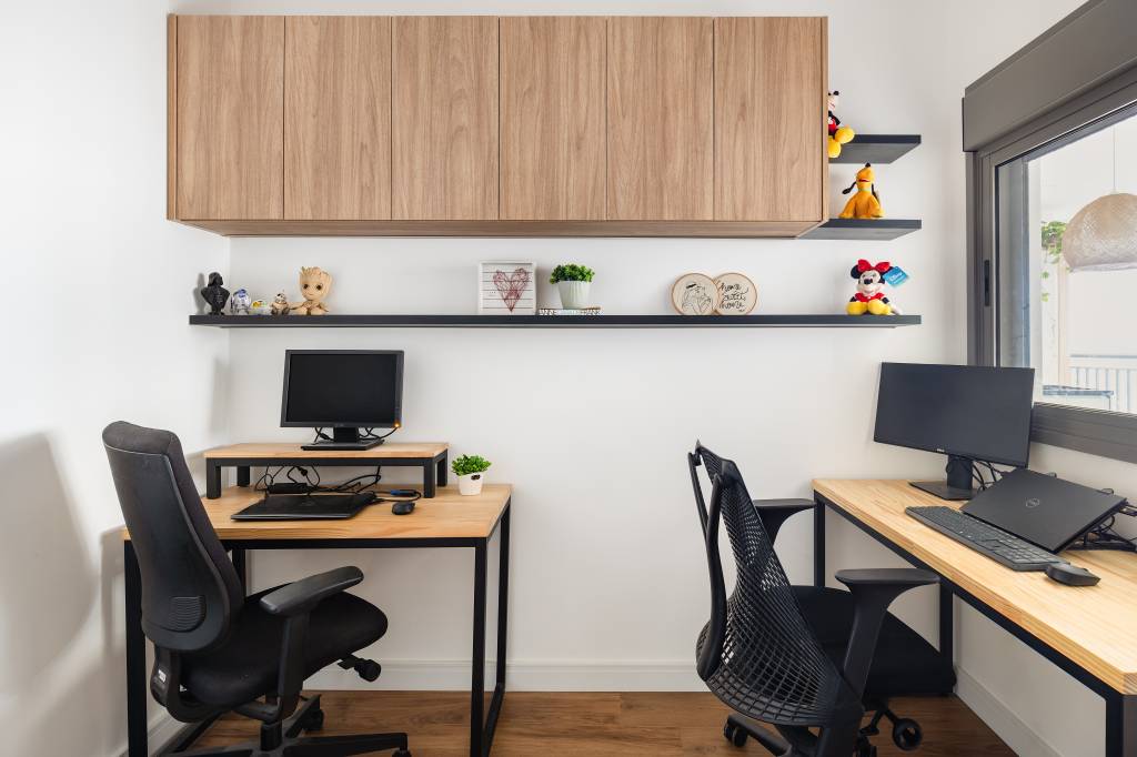 Ape-de-116-m2-tem-guarda-roupa-com-porta-de-palinha-home-office-17 Apê de 116 m² tem guarda-roupa com porta de palinha. Projeto de Katia Guerreiro. Na foto, home office para dois.