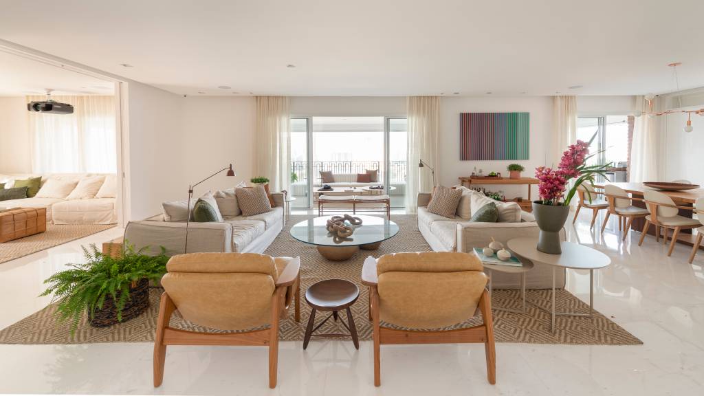 Ape-de-450-m2-ganha-decoracao-minimalista-com-pontos-de-cor-01 Apê de 450 m² ganha decoração minimalista com pontos de cor, projeto de Farah+ Arquitetura e Interiores. Na foto, sala de estar ampla com dois sofás e poltronas.