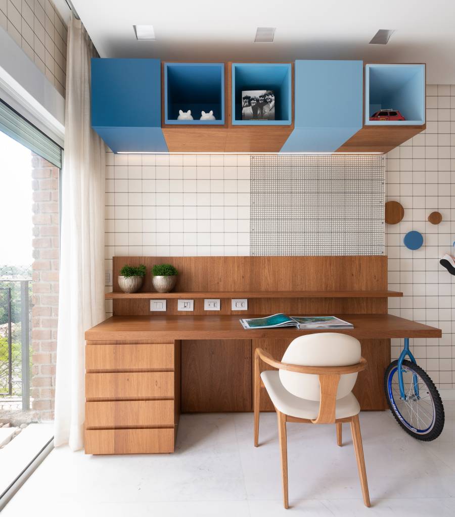 Ape-de-450-m2-ganha-decoracao-minimalista-com-pontos-de-cor-14 Apê de 450 m² ganha decoração minimalista com pontos de cor, projeto de Farah+ Arquitetura e Interiores. Na foto, quarto infantil com nichos em azul.