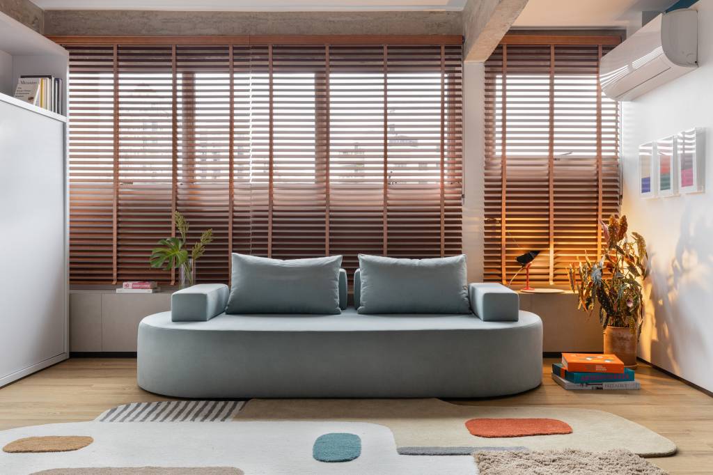 Apê de 96 m² tem concreto aparente e inspiração Geek