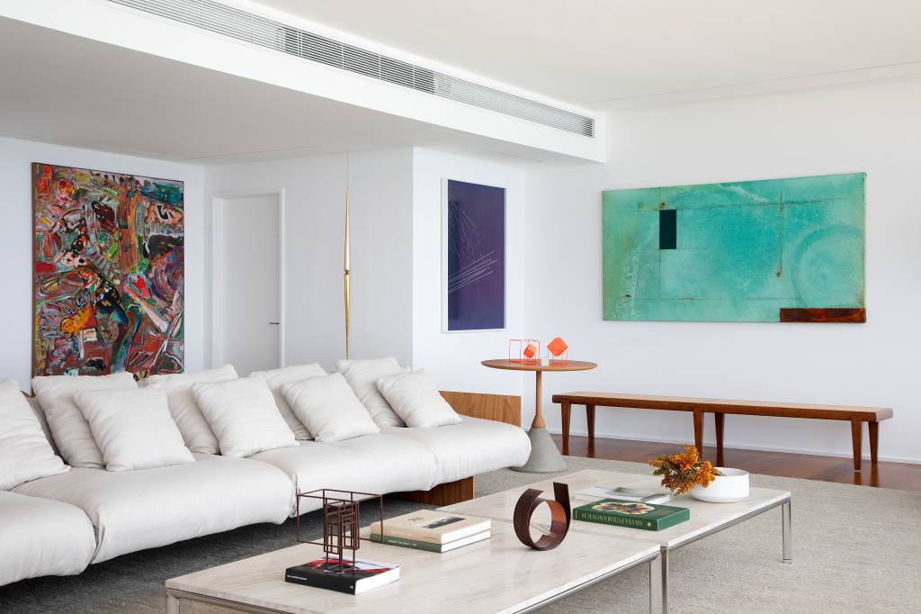 Área social ganha ares de galeria de arte neste apê de 220 m²