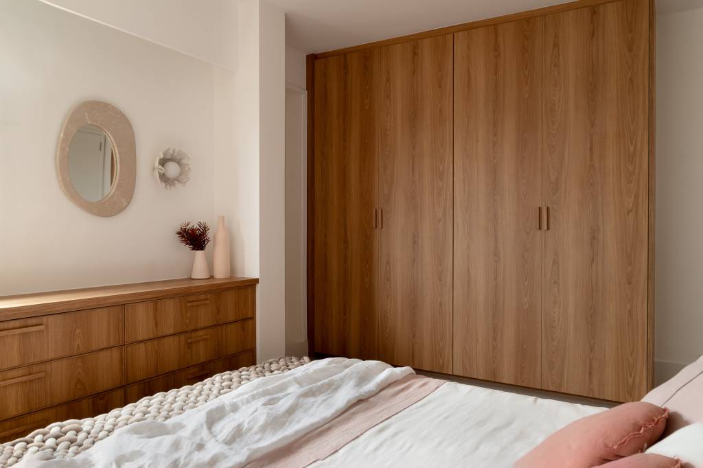 Bancada de banheiro vira espelho neste apê de 234 m²  