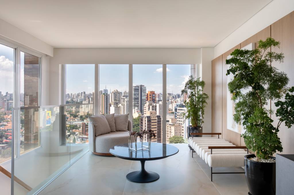 Faça chuva ou faça sol: área externa recebe cobertura metálica retrátil. Projeto de RG Arquitetura. Na foto, sala de estar com extensas janelas.