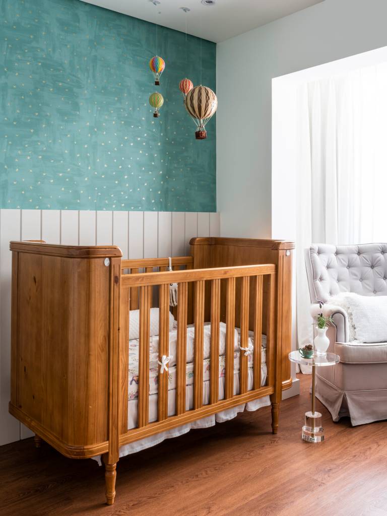 Painel e forro de madeira esconde a área íntima deste apê de 297 m², projeto de Vivi Cirello. Na foto, quarto infantil com parede verde