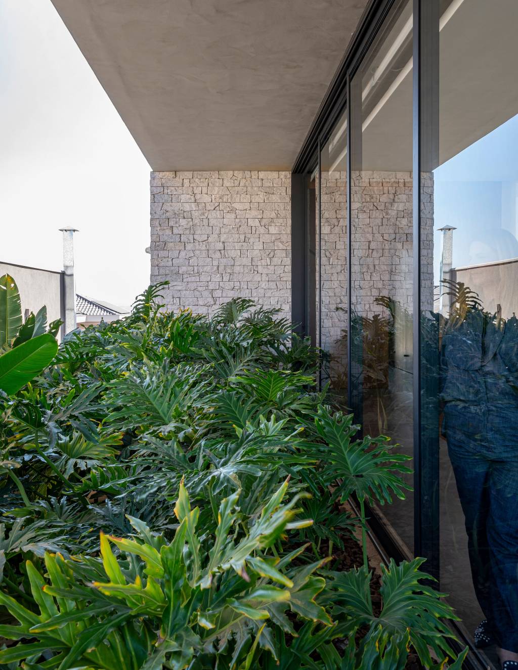 Paisagismo-de-casa-de-860-m2-conta-com-31-especies-diferentes-09 Paisagismo de casa de 860 m² conta com 31 espécies diferentes. No projeto Flávia D’Urso. Na foto, jardim ao longo da parte externa da casa.