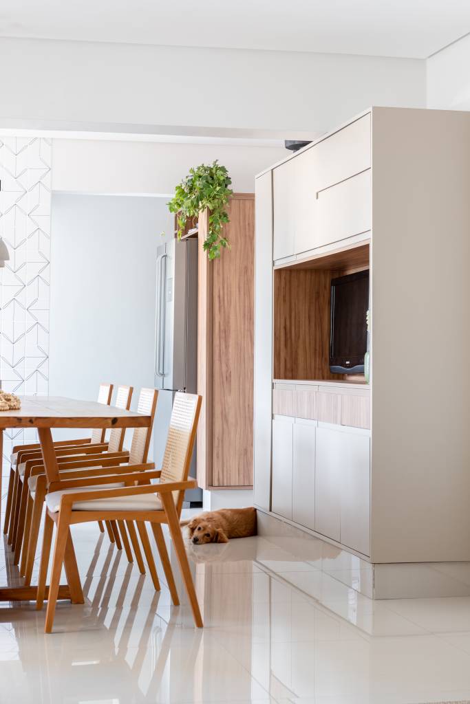 Apartamento de 126 m² tem decoração leve com tijolinhos brancos no quarto. Projeto de Estúdio Bena.