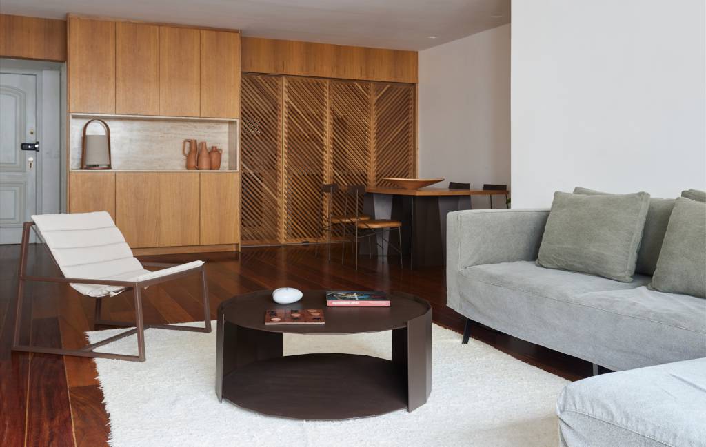 Apartamento de 170 m² tem cozinha equipada e escritório com duas áreas de trabalho