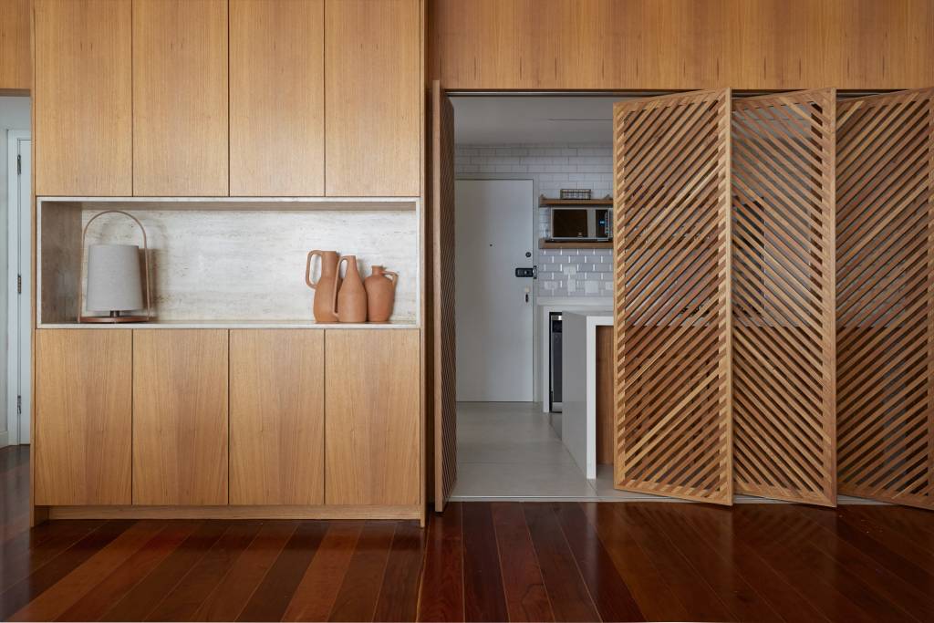 Apartamento de 170 m² tem cozinha equipada e escritório com 2 áreas de trabalho janeiro arquitetura. Projeto Janeiro Arquitetura.