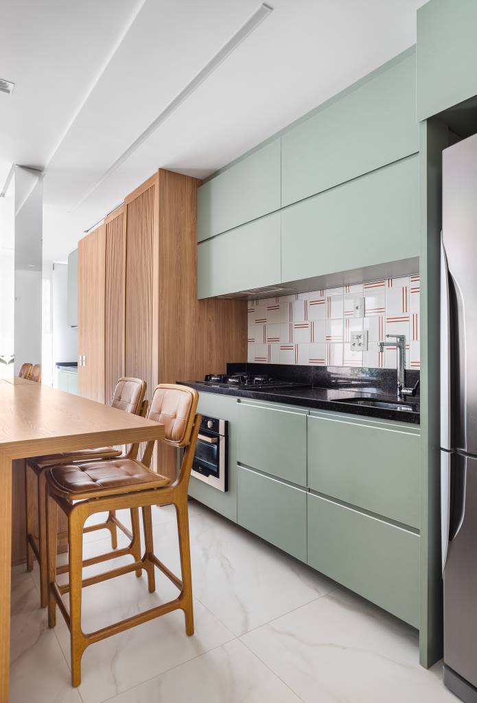 apartamento-tem-vasos-diretamente-na-marcenaria-flavia-prata-13-sala-cozinha-verde Apartamento com varanda integrada tem vasos diretamente na marcenaria. Projeto de Flávia Prata.