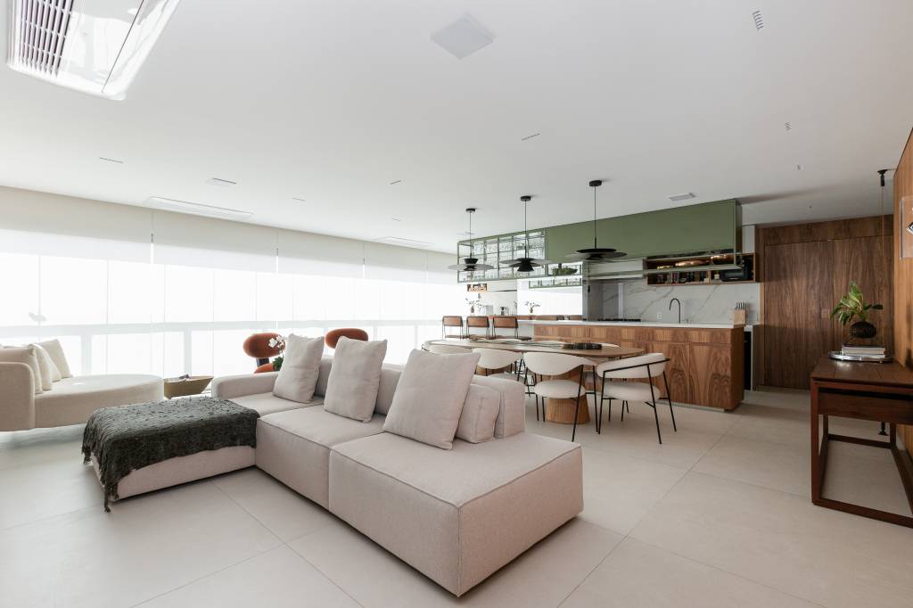 ape-de-143-m-tem-suite-com-escritorio-integrado_dois-pontos-arquitetura_ (49) Apê de 143 m² tem suíte com escritório integrado. Projeto Dois Pontos Arquitetura. Living, jantar e cozinha.