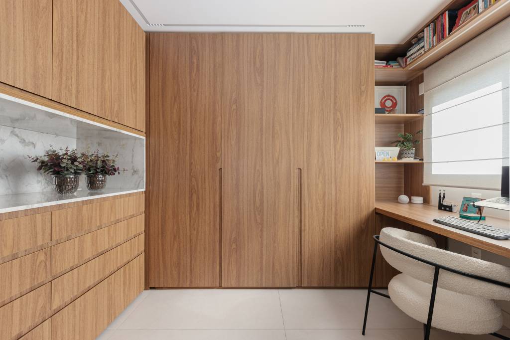 ape-de-143-m-tem-suite-com-escritorio-integrado_dois-pontos-arquitetura_ (71) Apê de 143 m² tem suíte com escritório integrado. Projeto Dois Pontos Arquitetura. Escritório na suíte.