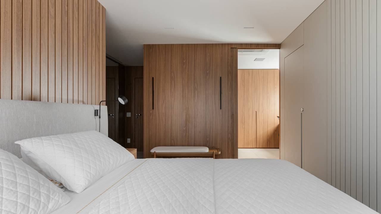 Apê de 143 m² tem suíte com escritório integrado. Projeto Dois Pontos Arquitetura. Suíte.