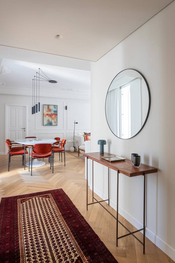 ape-em-predio-historico-combina-elementos-originais-e-estilo-contemporaneo_3_CW-Arquitetura Apê em prédio histórico combina elementos originais e estilo contemporâneo. CW Arquitetura e Interiores. Corredor e jantar.