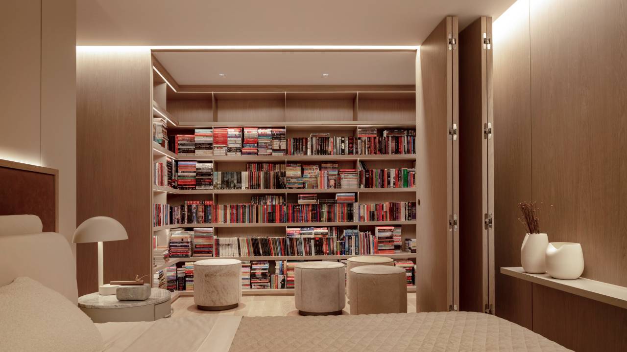 Biblioteca, cores neutras e materiais naturais criam apê refúgio para leitura. Estúdio Elmor. Quarto e biblioteca.