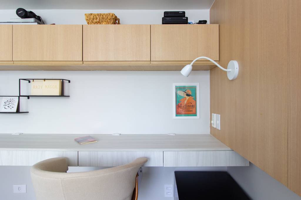 Cama central também é sofá neste apartamento compacto de 30 m². Projeto de Fernanda Olinto.