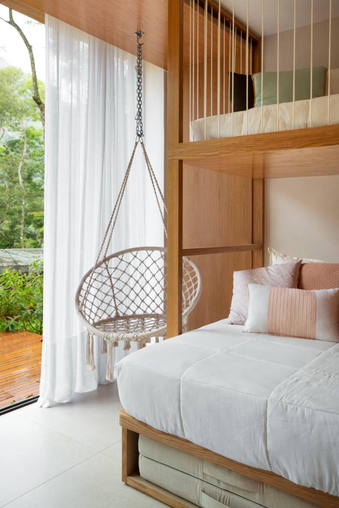 Casa de serra tem sala íntima que funciona como quarto de hóspedes. Projeto de Sabugosa Arquitetura. Quarto infantil.