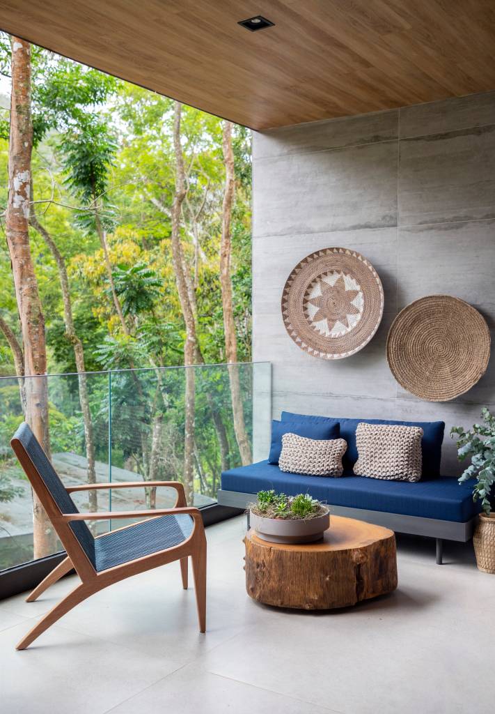 Casa de serra tem sala íntima que funciona como quarto de hóspedes. Projeto de Sabugosa Arquitetura. Varanda.