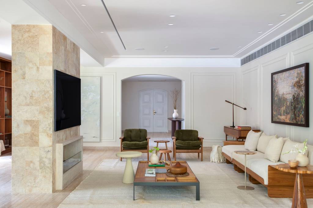 Casa em estilo clássico europeu tem piso mármore e árvore na área gourmet