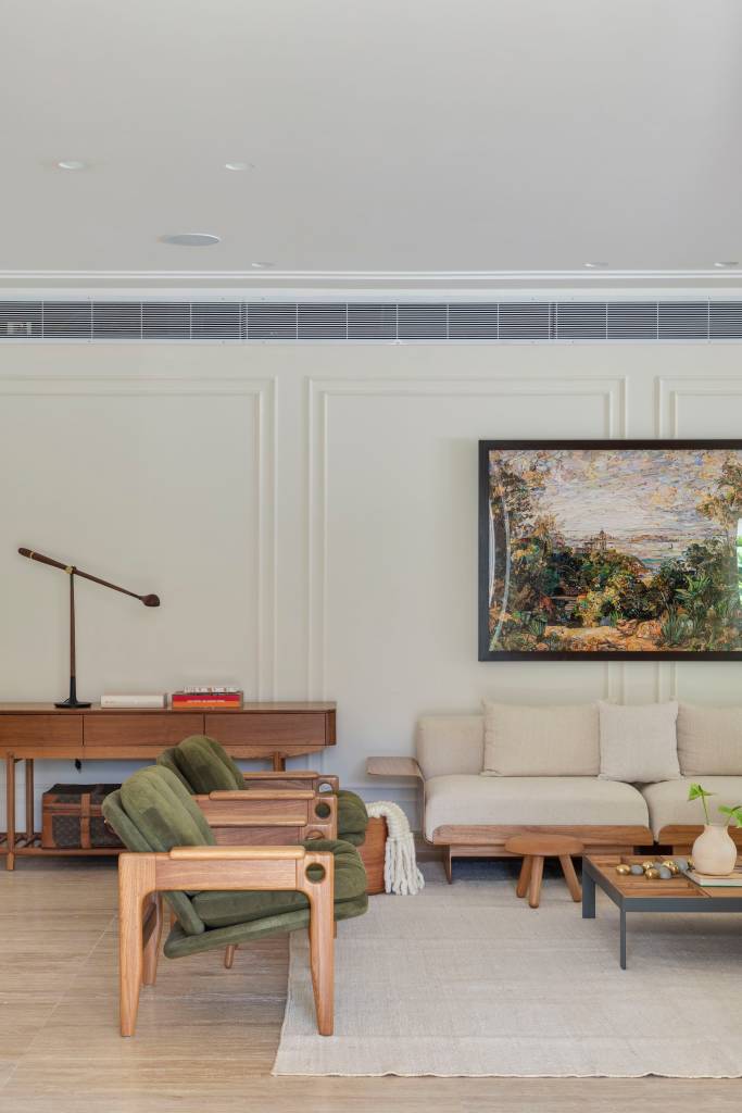 casa-estilo-classico-europeu-tem-piso-marmore-arvore-na-area-gourmet-studio-lak-06 Casa em estilo clássico europeu tem piso mármore e árvore na área gourmet. Projeto de Studio LAK. Na foto, sala de estar, boiseries, sofá branco, poltronas verdes.