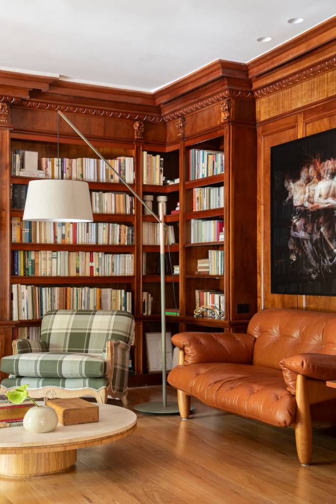 casa-estilo-classico-europeu-tem-piso-marmore-arvore-na-area-gourmet-studio-lak-12 Casa em estilo clássico europeu tem piso mármore e árvore na área gourmet. Projeto de Studio LAK. Na foto, escritório, estante de livros, poltronas.