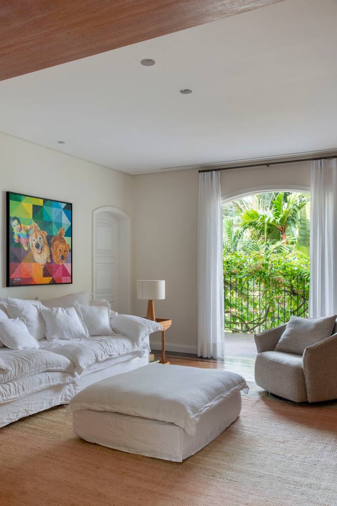 casa-estilo-classico-europeu-tem-piso-marmore-arvore-na-area-gourmet-studio-lak-19 Casa em estilo clássico europeu tem piso mármore e árvore na área gourmet. Projeto de Studio LAK. Na foto, sala, sofá branco, pufe, poltrona, cortina.